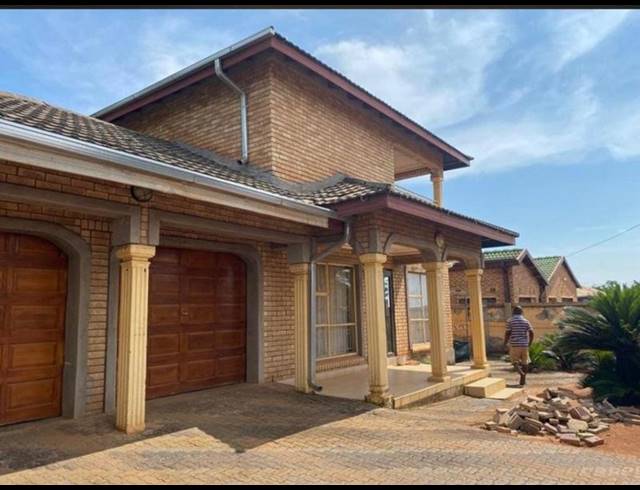 5 BEDROOM HOUSE FOR SALE IN SHAYANDIMA
